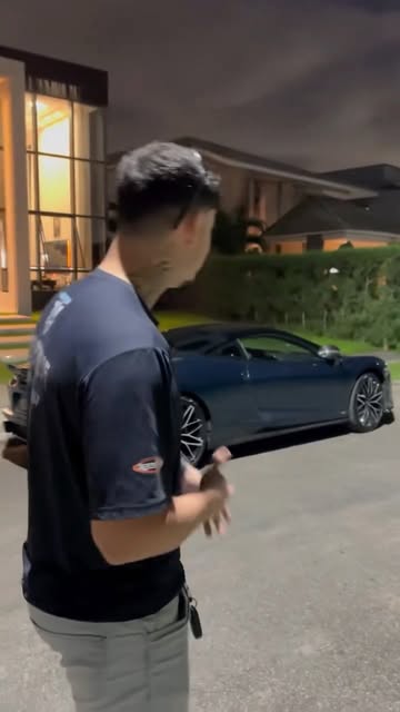 Registro de vídeo da equipe TM Insulfilm ao lado de um veículo
